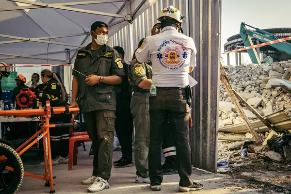 Bangkok, Tayland, 28 Mart 2025 'te Bangkok' taki kurtarma ekipleri, depremin Tayland başkentini vurmasından sonra yıkılan yüksek binaların inşaatı devam ediyor..