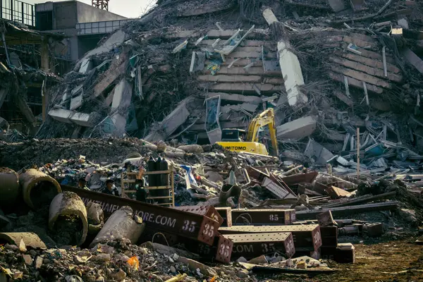 Bangkok, Tayland, 28 Mart 2025 'te Bangkok' taki kurtarma ekipleri, depremin Tayland başkentini vurmasından sonra yıkılan yüksek binaların inşaatı devam ediyor..