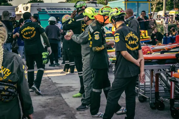 Bangkok, Tayland, 28 Mart 2025 'te Bangkok' taki kurtarma ekipleri, depremin Tayland başkentini vurmasından sonra yıkılan yüksek binaların inşaatı devam ediyor..