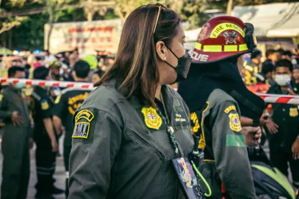 Bangkok, Tayland, 28 Mart 2025 'te Bangkok' taki kurtarma ekipleri, depremin Tayland başkentini vurmasından sonra yıkılan yüksek binaların inşaatı devam ediyor..