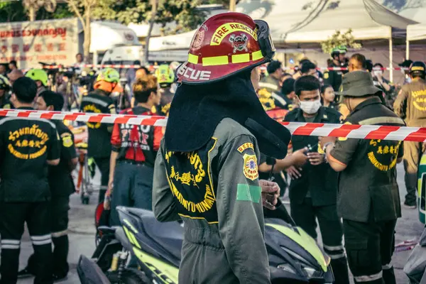 Bangkok, Tayland, 28 Mart 2025 'te Bangkok' taki kurtarma ekipleri, depremin Tayland başkentini vurmasından sonra yıkılan yüksek binaların inşaatı devam ediyor..