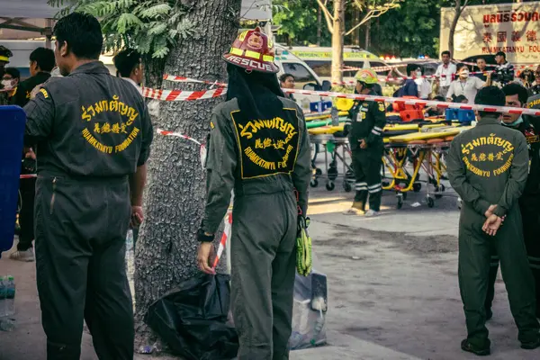 Bangkok, Tayland, 28 Mart 2025 'te Bangkok' taki kurtarma ekipleri, depremin Tayland başkentini vurmasından sonra yıkılan yüksek binaların inşaatı devam ediyor..