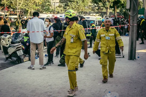 Bangkok, Tayland, 28 Mart 2025 'te Bangkok' taki kurtarma ekipleri, depremin Tayland başkentini vurmasından sonra yıkılan yüksek binaların inşaatı devam ediyor..