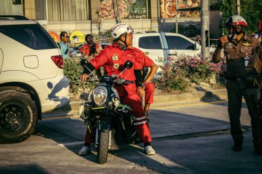 Bangkok, Tayland, 28 Mart 2025 'te Bangkok' taki kurtarma ekipleri, depremin Tayland başkentini vurmasından sonra yıkılan yüksek binaların inşaatı devam ediyor..