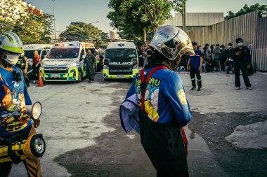 Bangkok, Tayland, 28 Mart 2025 'te Bangkok' taki kurtarma ekipleri, depremin Tayland başkentini vurmasından sonra yıkılan yüksek binaların inşaatı devam ediyor..