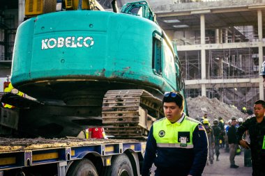 Bangkok, Tayland, 28 Mart 2025 'te Bangkok' taki kurtarma ekipleri, depremin Tayland başkentini vurmasından sonra yıkılan yüksek binaların inşaatı devam ediyor..