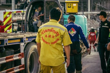 Bangkok, Tayland, 28 Mart 2025 'te Bangkok' taki kurtarma ekipleri, depremin Tayland başkentini vurmasından sonra yıkılan yüksek binaların inşaatı devam ediyor..