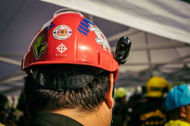 Bangkok, Tayland, 28 Mart 2025 'te Bangkok' taki kurtarma ekipleri, depremin Tayland başkentini vurmasından sonra yıkılan yüksek binaların inşaatı devam ediyor..