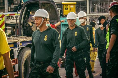 Bangkok, Tayland, 28 Mart 2025 'te Bangkok' taki kurtarma ekipleri, depremin Tayland başkentini vurmasından sonra yıkılan yüksek binaların inşaatı devam ediyor..