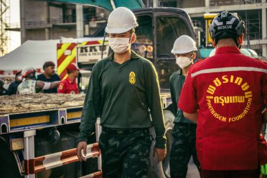 Bangkok, Tayland, 28 Mart 2025 'te Bangkok' taki kurtarma ekipleri, depremin Tayland başkentini vurmasından sonra yıkılan yüksek binaların inşaatı devam ediyor..