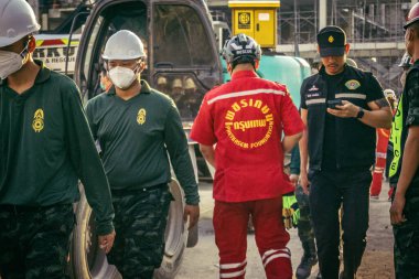 Bangkok, Tayland, 28 Mart 2025 'te Bangkok' taki kurtarma ekipleri, depremin Tayland başkentini vurmasından sonra yıkılan yüksek binaların inşaatı devam ediyor..