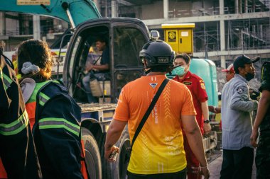 Bangkok, Tayland, 28 Mart 2025 'te Bangkok' taki kurtarma ekipleri, depremin Tayland başkentini vurmasından sonra yıkılan yüksek binaların inşaatı devam ediyor..