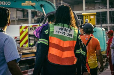 Bangkok, Tayland, 28 Mart 2025 'te Bangkok' taki kurtarma ekipleri, depremin Tayland başkentini vurmasından sonra yıkılan yüksek binaların inşaatı devam ediyor..
