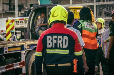 Bangkok, Tayland, 28 Mart 2025 'te Bangkok' taki kurtarma ekipleri, depremin Tayland başkentini vurmasından sonra yıkılan yüksek binaların inşaatı devam ediyor..