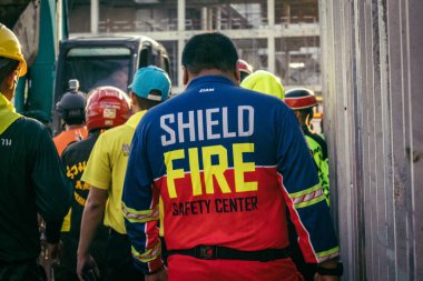 Bangkok, Tayland, 28 Mart 2025 'te Bangkok' taki kurtarma ekipleri, depremin Tayland başkentini vurmasından sonra yıkılan yüksek binaların inşaatı devam ediyor..