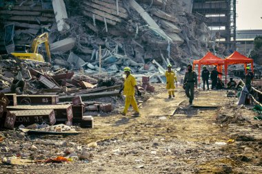 Bangkok, Tayland, 28 Mart 2025 'te Bangkok' taki kurtarma ekipleri, depremin Tayland başkentini vurmasından sonra yıkılan yüksek binaların inşaatı devam ediyor..