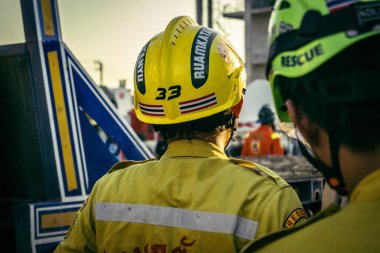 Bangkok, Tayland, 28 Mart 2025 'te Bangkok' taki kurtarma ekipleri, depremin Tayland başkentini vurmasından sonra yıkılan yüksek binaların inşaatı devam ediyor..