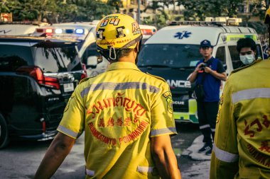 Bangkok, Tayland, 28 Mart 2025 'te Bangkok' taki kurtarma ekipleri, depremin Tayland başkentini vurmasından sonra yıkılan yüksek binaların inşaatı devam ediyor..