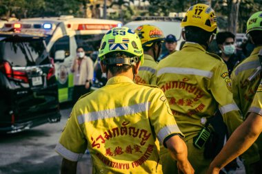 Bangkok, Tayland, 28 Mart 2025 'te Bangkok' taki kurtarma ekipleri, depremin Tayland başkentini vurmasından sonra yıkılan yüksek binaların inşaatı devam ediyor..