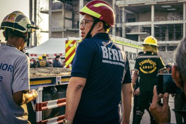 Bangkok, Tayland, 28 Mart 2025 'te Bangkok' taki kurtarma ekipleri, depremin Tayland başkentini vurmasından sonra yıkılan yüksek binaların inşaatı devam ediyor..