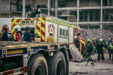 Bangkok, Tayland, 28 Mart 2025 'te Bangkok' taki kurtarma ekipleri, depremin Tayland başkentini vurmasından sonra yıkılan yüksek binaların inşaatı devam ediyor..