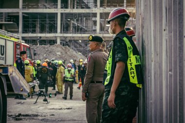 Bangkok, Tayland, 28 Mart 2025 'te Bangkok' taki kurtarma ekipleri, depremin Tayland başkentini vurmasından sonra yıkılan yüksek binaların inşaatı devam ediyor..