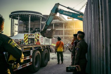 Bangkok, Tayland, 28 Mart 2025 'te Bangkok' taki kurtarma ekipleri, depremin Tayland başkentini vurmasından sonra yıkılan yüksek binaların inşaatı devam ediyor..