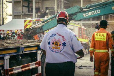 Bangkok, Tayland, 28 Mart 2025 'te Bangkok' taki kurtarma ekipleri, depremin Tayland başkentini vurmasından sonra yıkılan yüksek binaların inşaatı devam ediyor..