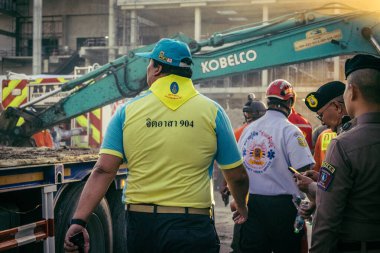 Bangkok, Tayland, 28 Mart 2025 'te Bangkok' taki kurtarma ekipleri, depremin Tayland başkentini vurmasından sonra yıkılan yüksek binaların inşaatı devam ediyor..