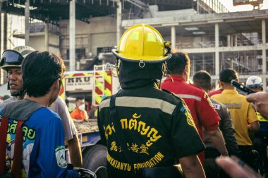 Bangkok, Tayland, 28 Mart 2025 'te Bangkok' taki kurtarma ekipleri, depremin Tayland başkentini vurmasından sonra yıkılan yüksek binaların inşaatı devam ediyor..