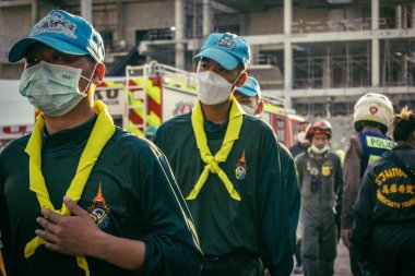 Bangkok, Tayland, 28 Mart 2025 'te Bangkok' taki kurtarma ekipleri, depremin Tayland başkentini vurmasından sonra yıkılan yüksek binaların inşaatı devam ediyor..