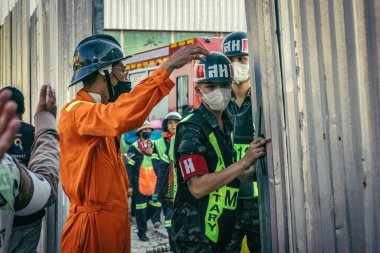 Bangkok, Tayland, 28 Mart 2025 'te Bangkok' taki kurtarma ekipleri, depremin Tayland başkentini vurmasından sonra yıkılan yüksek binaların inşaatı devam ediyor..