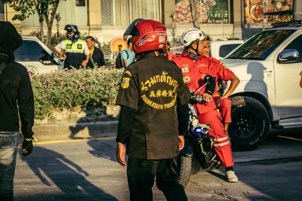 Bangkok, Tayland, 28 Mart 2025 'te Bangkok' taki kurtarma ekipleri, depremin Tayland başkentini vurmasından sonra yıkılan yüksek binaların inşaatı devam ediyor..