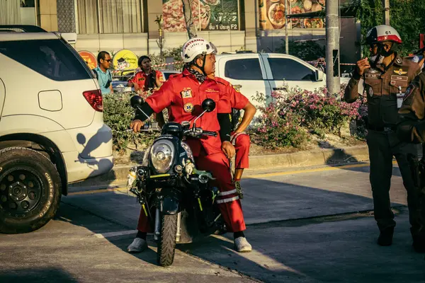 Bangkok, Tayland, 28 Mart 2025 'te Bangkok' taki kurtarma ekipleri, depremin Tayland başkentini vurmasından sonra yıkılan yüksek binaların inşaatı devam ediyor..