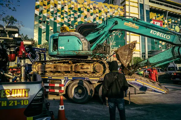 Bangkok, Tayland, 28 Mart 2025 'te Bangkok' taki kurtarma ekipleri, depremin Tayland başkentini vurmasından sonra yıkılan yüksek binaların inşaatı devam ediyor..