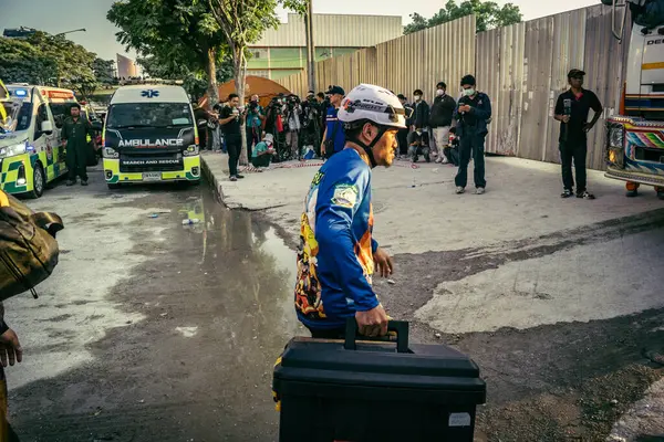 Bangkok, Tayland, 28 Mart 2025 'te Bangkok' taki kurtarma ekipleri, depremin Tayland başkentini vurmasından sonra yıkılan yüksek binaların inşaatı devam ediyor..