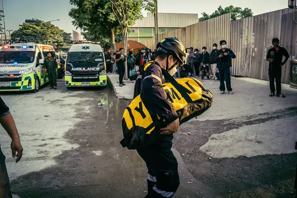 Bangkok, Tayland, 28 Mart 2025 'te Bangkok' taki kurtarma ekipleri, depremin Tayland başkentini vurmasından sonra yıkılan yüksek binaların inşaatı devam ediyor..