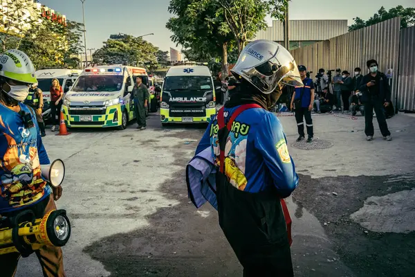 Bangkok, Tayland, 28 Mart 2025 'te Bangkok' taki kurtarma ekipleri, depremin Tayland başkentini vurmasından sonra yıkılan yüksek binaların inşaatı devam ediyor..