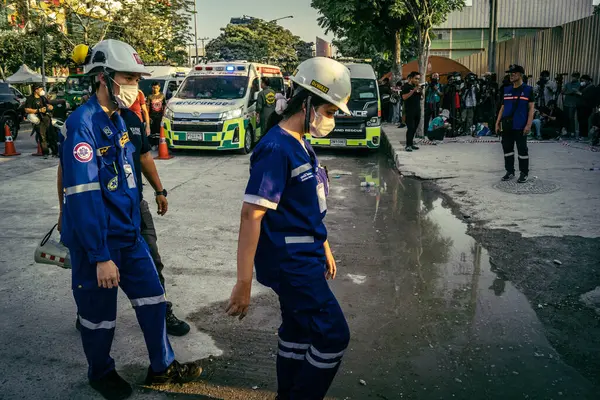 Bangkok, Tayland, 28 Mart 2025 'te Bangkok' taki kurtarma ekipleri, depremin Tayland başkentini vurmasından sonra yıkılan yüksek binaların inşaatı devam ediyor..
