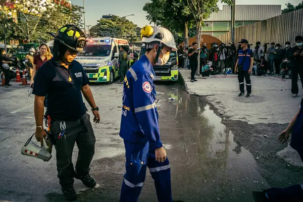 Bangkok, Tayland, 28 Mart 2025 'te Bangkok' taki kurtarma ekipleri, depremin Tayland başkentini vurmasından sonra yıkılan yüksek binaların inşaatı devam ediyor..