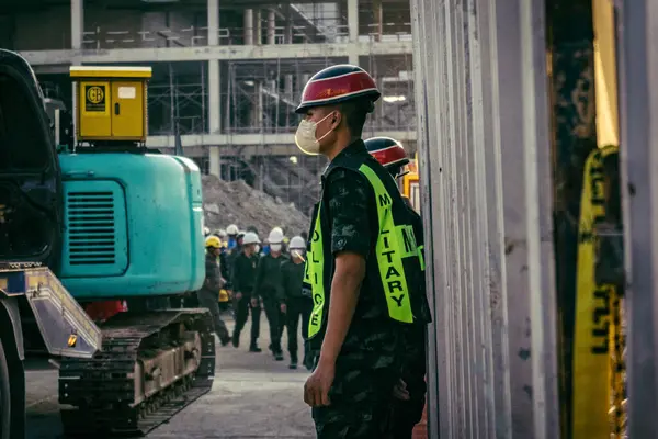 Bangkok, Tayland, 28 Mart 2025 'te Bangkok' taki kurtarma ekipleri, depremin Tayland başkentini vurmasından sonra yıkılan yüksek binaların inşaatı devam ediyor..