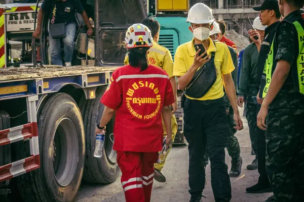 Bangkok, Tayland, 28 Mart 2025 'te Bangkok' taki kurtarma ekipleri, depremin Tayland başkentini vurmasından sonra yıkılan yüksek binaların inşaatı devam ediyor..