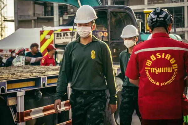 Bangkok, Tayland, 28 Mart 2025 'te Bangkok' taki kurtarma ekipleri, depremin Tayland başkentini vurmasından sonra yıkılan yüksek binaların inşaatı devam ediyor..