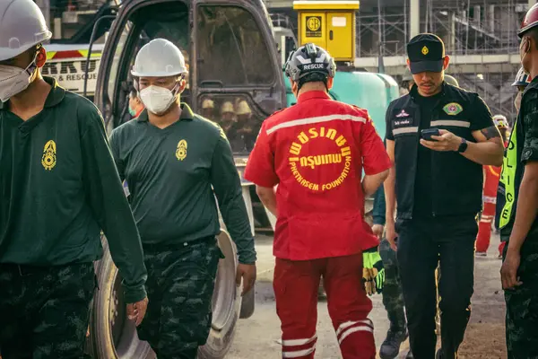 Bangkok, Tayland, 28 Mart 2025 'te Bangkok' taki kurtarma ekipleri, depremin Tayland başkentini vurmasından sonra yıkılan yüksek binaların inşaatı devam ediyor..