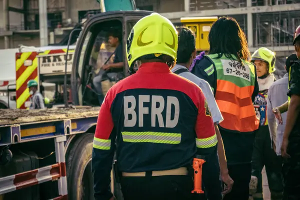 Bangkok, Tayland, 28 Mart 2025 'te Bangkok' taki kurtarma ekipleri, depremin Tayland başkentini vurmasından sonra yıkılan yüksek binaların inşaatı devam ediyor..