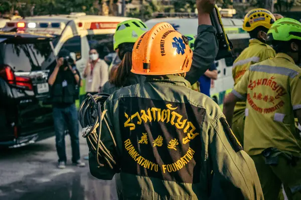 Bangkok, Tayland, 28 Mart 2025 'te Bangkok' taki kurtarma ekipleri, depremin Tayland başkentini vurmasından sonra yıkılan yüksek binaların inşaatı devam ediyor..