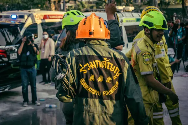 Bangkok, Tayland, 28 Mart 2025 'te Bangkok' taki kurtarma ekipleri, depremin Tayland başkentini vurmasından sonra yıkılan yüksek binaların inşaatı devam ediyor..