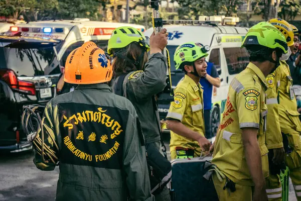Bangkok, Tayland, 28 Mart 2025 'te Bangkok' taki kurtarma ekipleri, depremin Tayland başkentini vurmasından sonra yıkılan yüksek binaların inşaatı devam ediyor..
