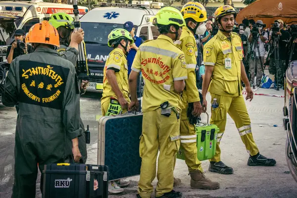 Bangkok, Tayland, 28 Mart 2025 'te Bangkok' taki kurtarma ekipleri, depremin Tayland başkentini vurmasından sonra yıkılan yüksek binaların inşaatı devam ediyor..