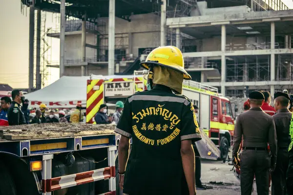 Bangkok, Tayland, 28 Mart 2025 'te Bangkok' taki kurtarma ekipleri, depremin Tayland başkentini vurmasından sonra yıkılan yüksek binaların inşaatı devam ediyor..